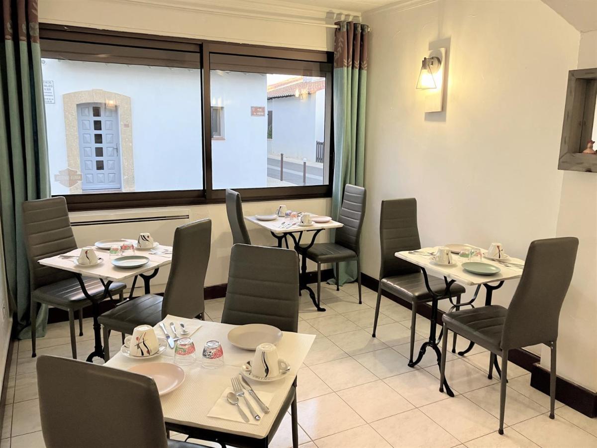 Hotel Lou Marques Saintes-Maries-de-la-Mer Bagian luar foto